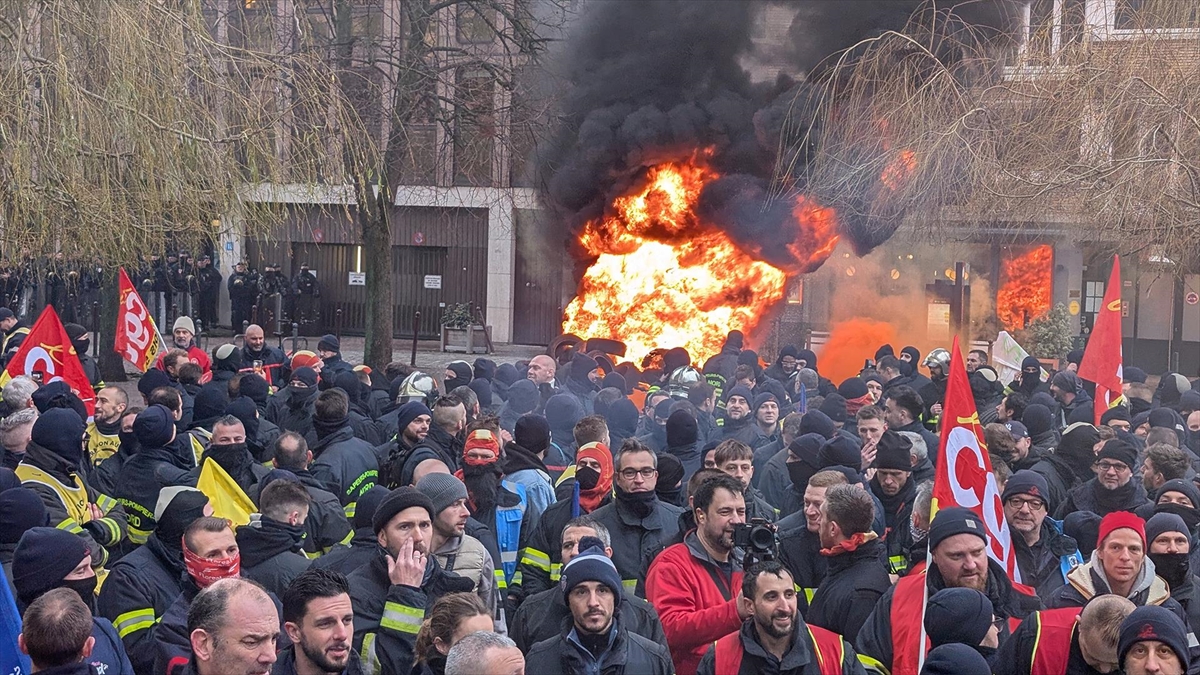 Fransa’da çalışma şartlarını protesto eden itfaiyeciler ile polis arasında arbede çıktı