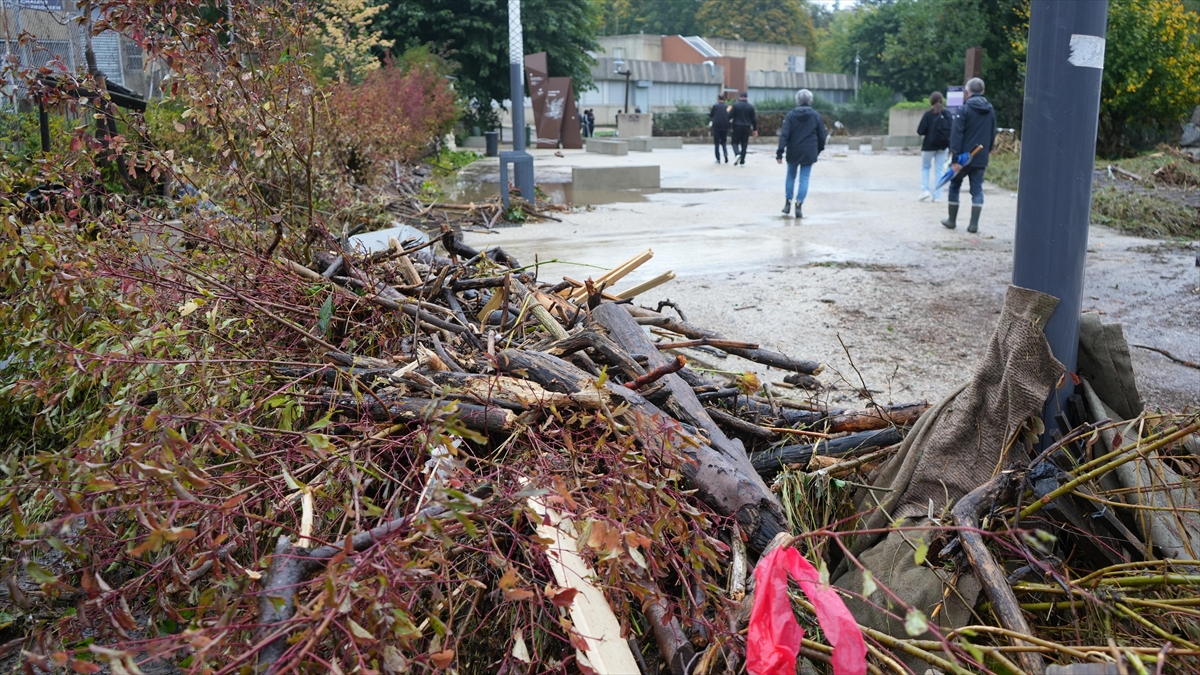 Fransa’nın Mios kentinde hortum yaklaşık 200 eve zarar verdi