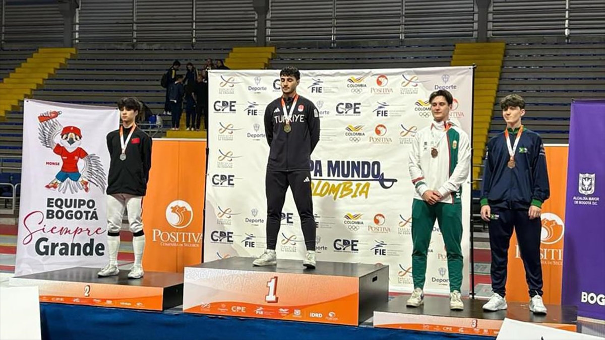 Furkan Yaman, Gençler Kılıç Dünya Kupası’nda altın madalya kazandı