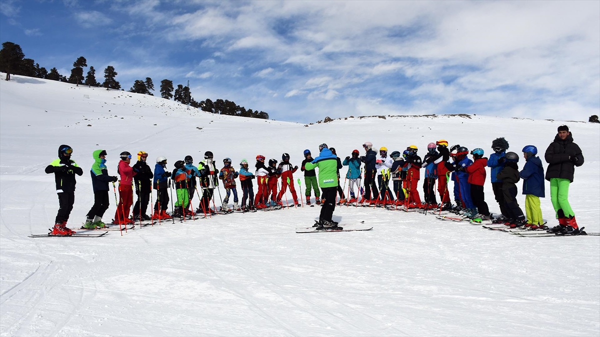 Geleceğin olimpik sporcuları, Kars’ta kristal kar üzerinde hedeflerine odaklanıyor