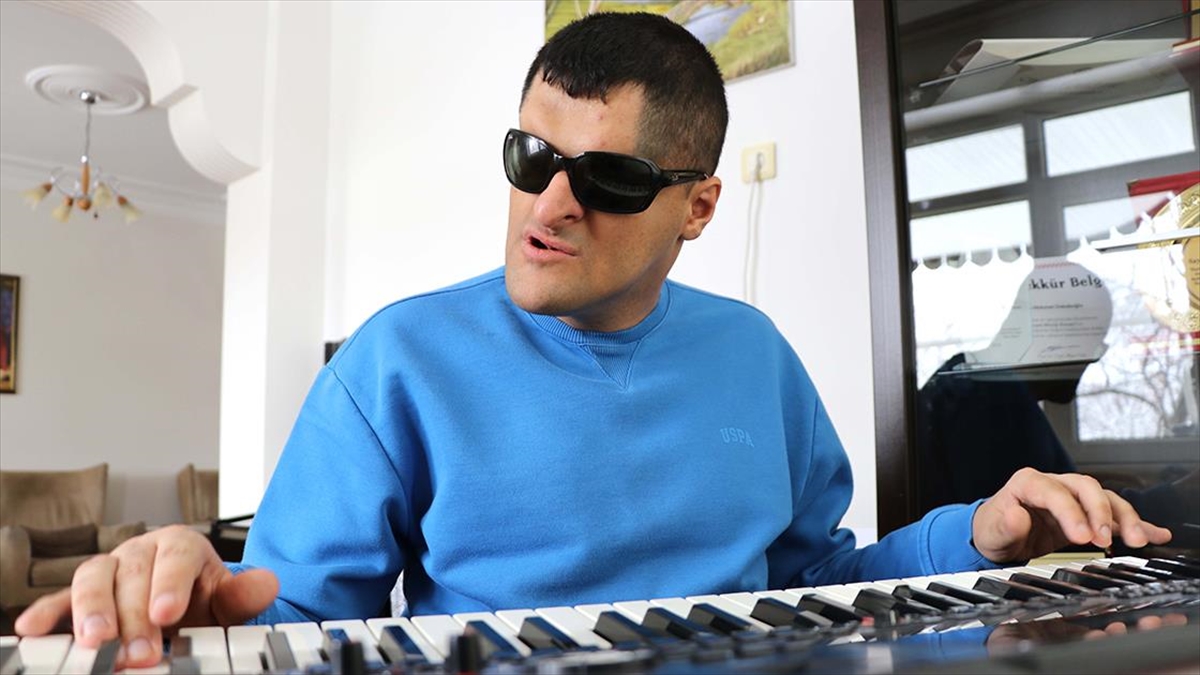 Görme engelli genç, müzik yeteneğini devlet sanatçısı olarak taçlandırmak istiyor