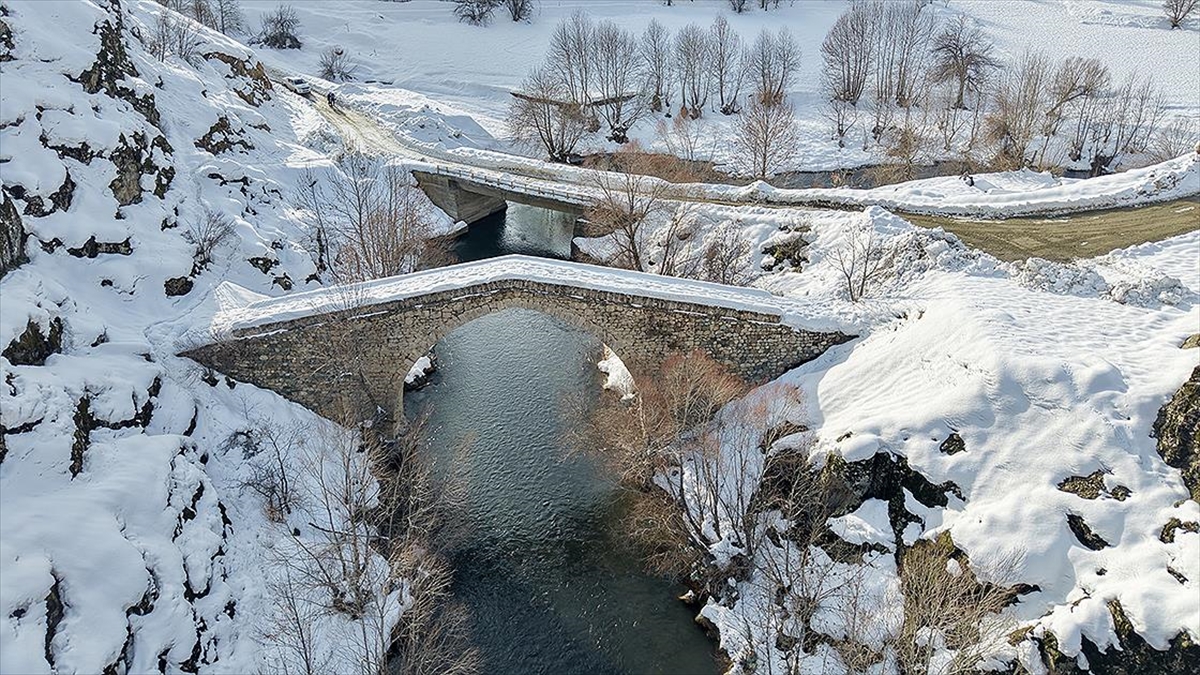 Hakkari’de tarihi yapılar kar manzarasıyla görüntülendi