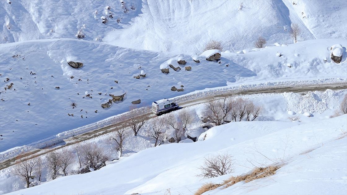 Hakkari’deki sağlıkçılar evdeki hastalarının takibini zorlu kış koşullarında yapıyor