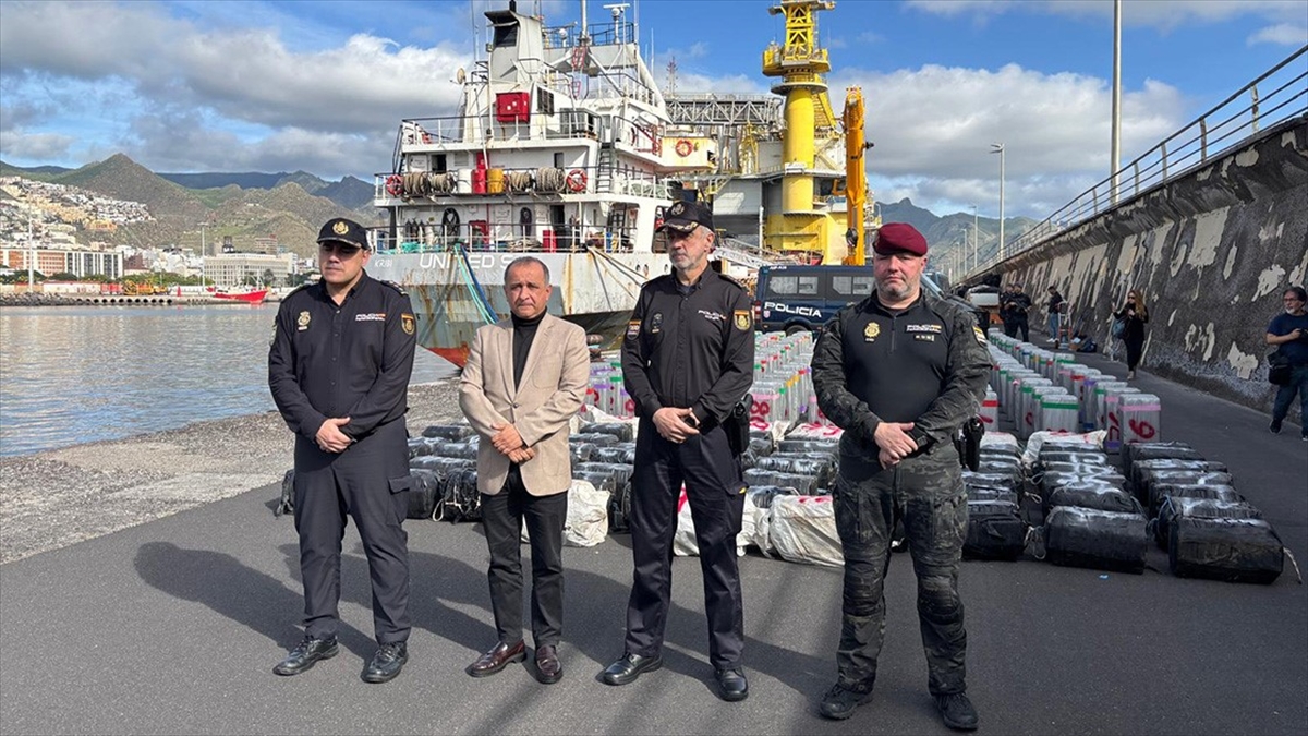 İspanyol polisi, Atlantik Okyanusu’ndaki ticari gemide yaklaşık 10 ton kokain ele geçirdi İspanyol polisi, Atlantik Okyanusu’ndaki ticari gemide yaklaşık 10 ton kokain ele geçirdi