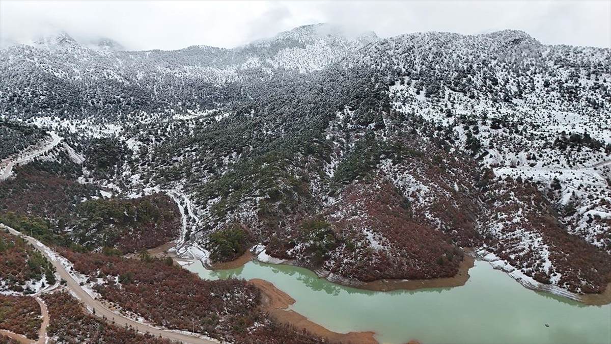 Isparta’daki kış manzaraları havadan görüntülendi