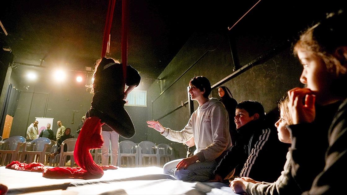 İsrail’in kışlaya çevirdiği “Özgürlük Tiyatrosu” Filistinli çocuklar için başka bir mekanda perdelerini açıyor İsrail’in kışlaya çevirdiği “Özgürlük Tiyatrosu” Filistinli çocuklar için başka bir mekanda perdelerini açıyor