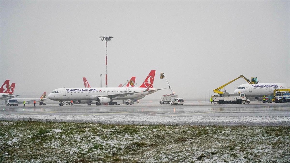 İstanbul Havalimanı’nda pistteki kar miktarı anlık takip ediliyor