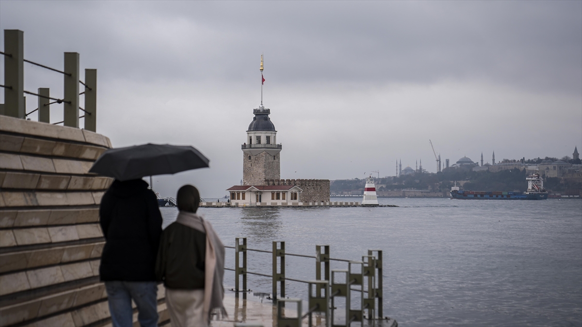 İstanbul Valiliğinden akşam saatleri için sağanak ve fırtına uyarısı