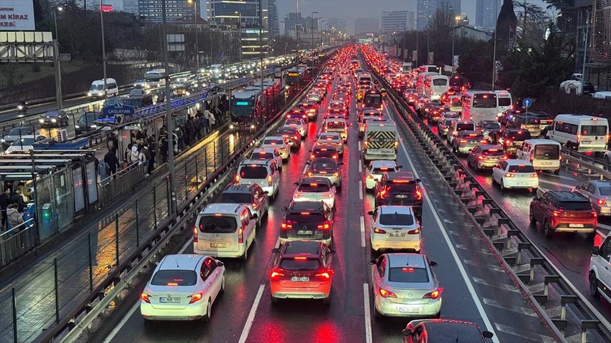 İstanbul’da akşam saatlerinde trafik yoğunluğu yüzde 85’e çıktı İstanbul’da akşam saatlerinde trafik yoğunluğu yüzde 85’e çıktı