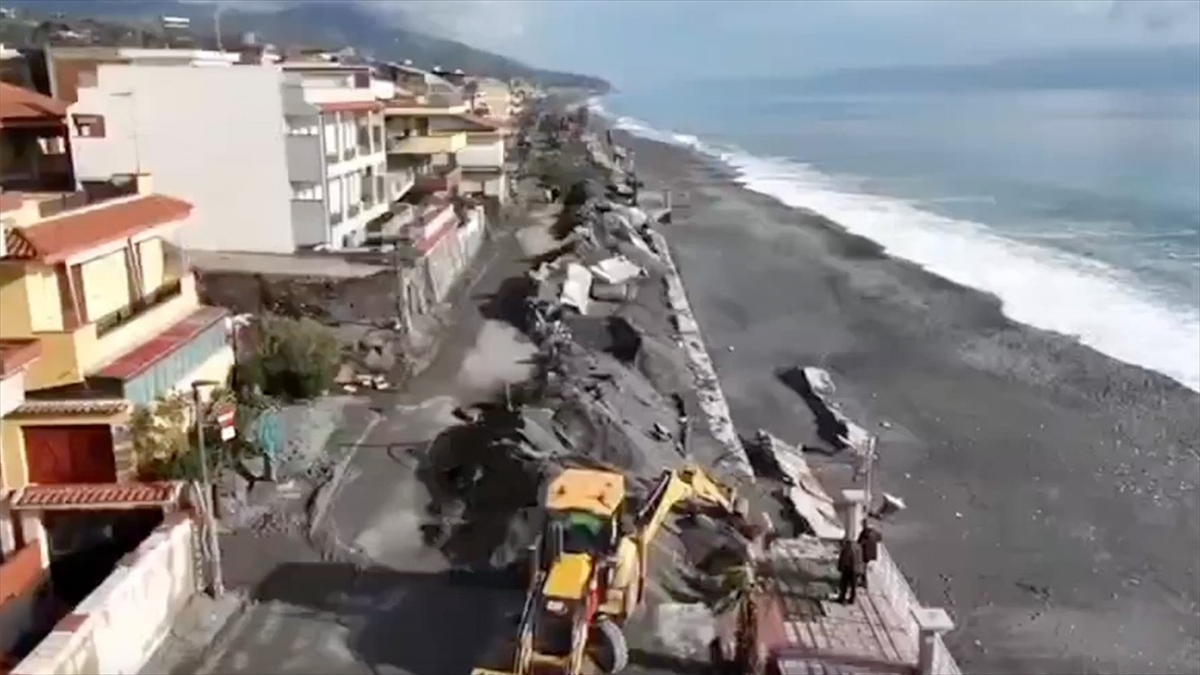 İtalya’da toprak kayması sebebiyle yaklaşık 1000 kişi tahliye edildi