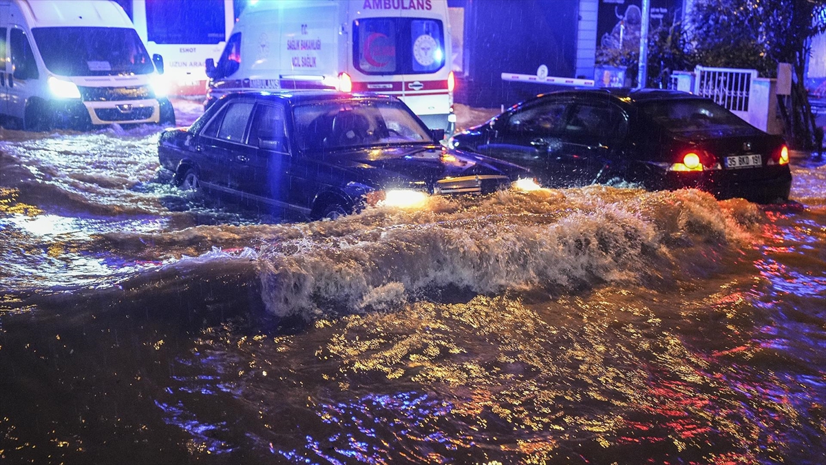 İzmir’de kuvvetli sağanak ve fırtına yaşamı olumsuz etkiledi