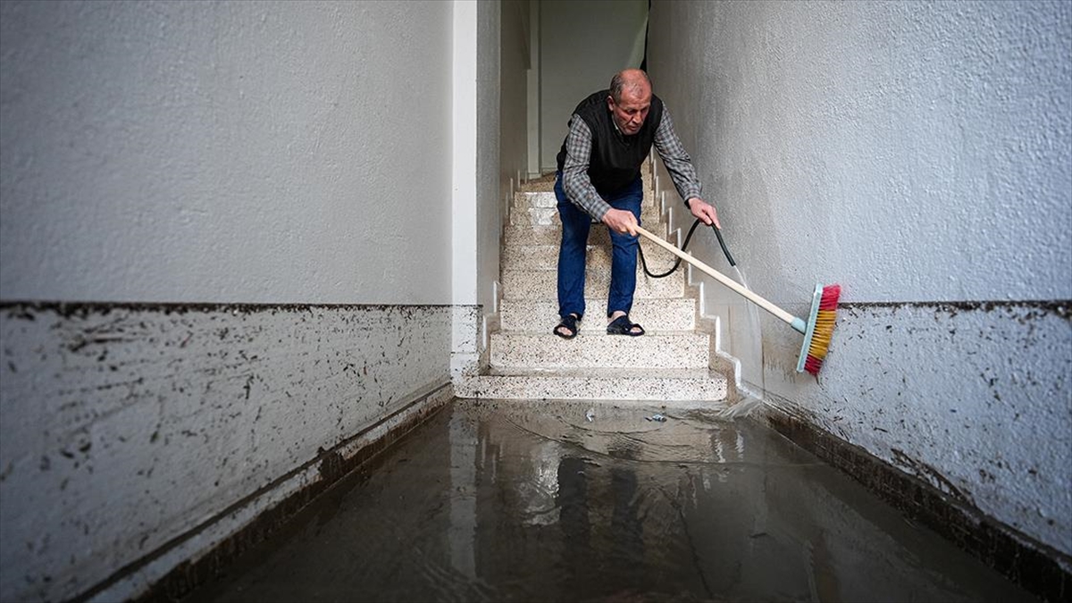 İzmir’de yağmur nedeniyle su basan ev ve iş yerlerinde temizlik yapılıyor