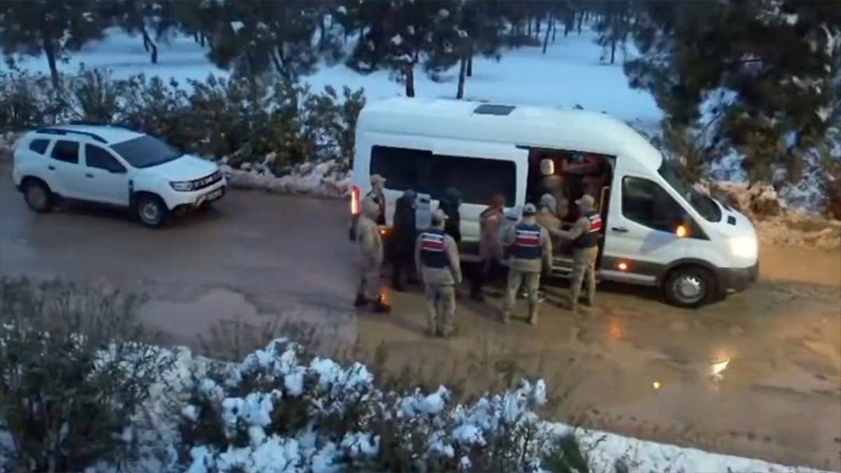 Jandarmanın 26 ildeki göçmen kaçakçılığı operasyonları kapsamında 59 şüpheli tutuklandı Jandarmanın 26 ildeki göçmen kaçakçılığı operasyonları kapsamında 59 şüpheli tutuklandı