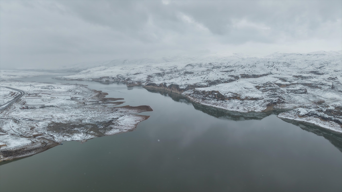Kar yağışıyla beyaza bürünen Ilısu Barajı’nın çevresi dronla görüntülendi Kar yağışıyla beyaza bürünen Ilısu Barajı’nın çevresi dronla görüntülendi