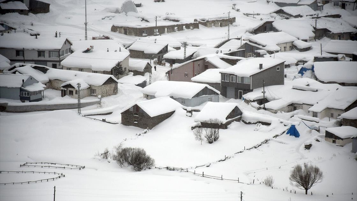 Kars’ta evleri ve araçları karla kaplanan köylülerin zorlu kış mesaisi