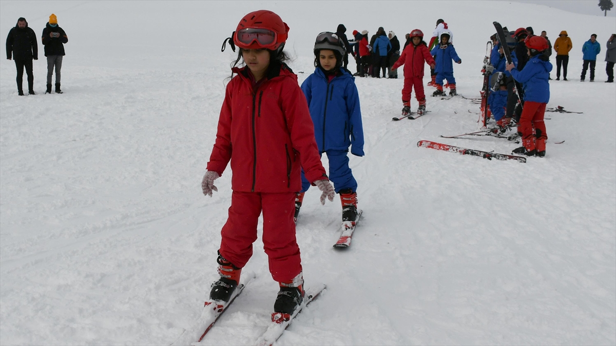 Kars’ta “Karın Yıldızları Sarıkamış’ta Projesi” ile 2 bin öğrenci kayakla tanıştı
