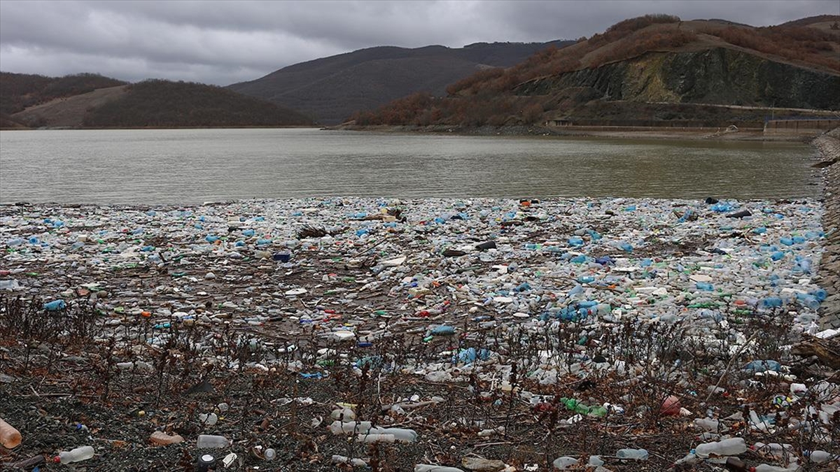 Kosova’da Badovc Baraj Gölü’nün yüzeyi çöp ve atıklarla kaplandı