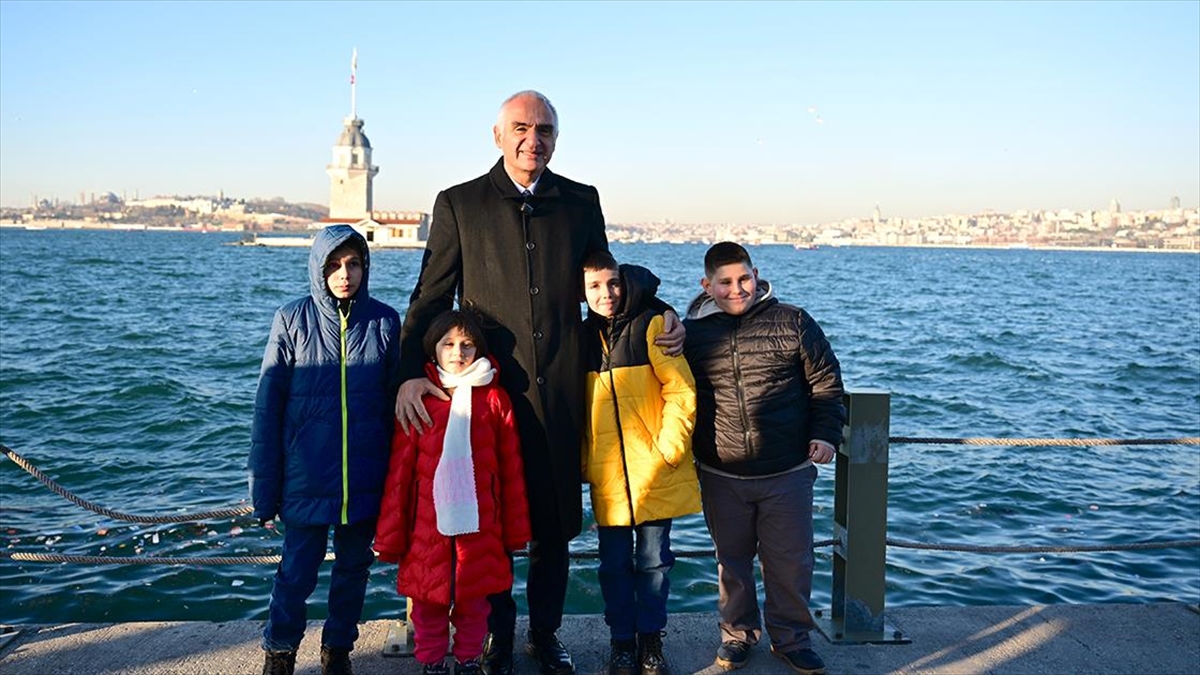 Kültür ve Turizm Bakanı Ersoy, kardan “Kız Kulesi” yapan çocukları İstanbul’da ağırladı