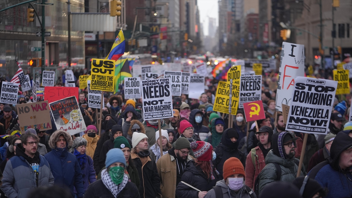 Maduro’nun yargılanmak üzere ABD’ye getirilmesi, New York’ta protesto edildi