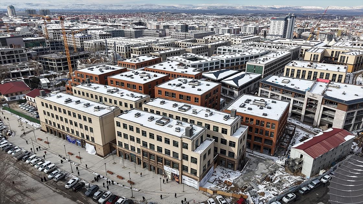 Malatyalı esnaf yeni çarşıdaki iş yerlerinde kepenk açmaya hazırlanıyor Malatyalı esnaf yeni çarşıdaki iş yerlerinde kepenk açmaya hazırlanıyor