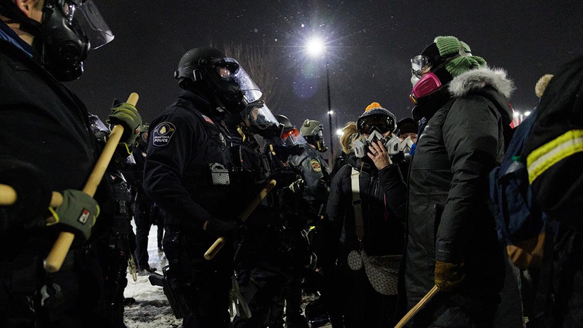 Minnesota’daki olayların ardından Sınır Muhafaza Komutanı Bovino’nun kaldığı düşünülen otelin önünde protesto
