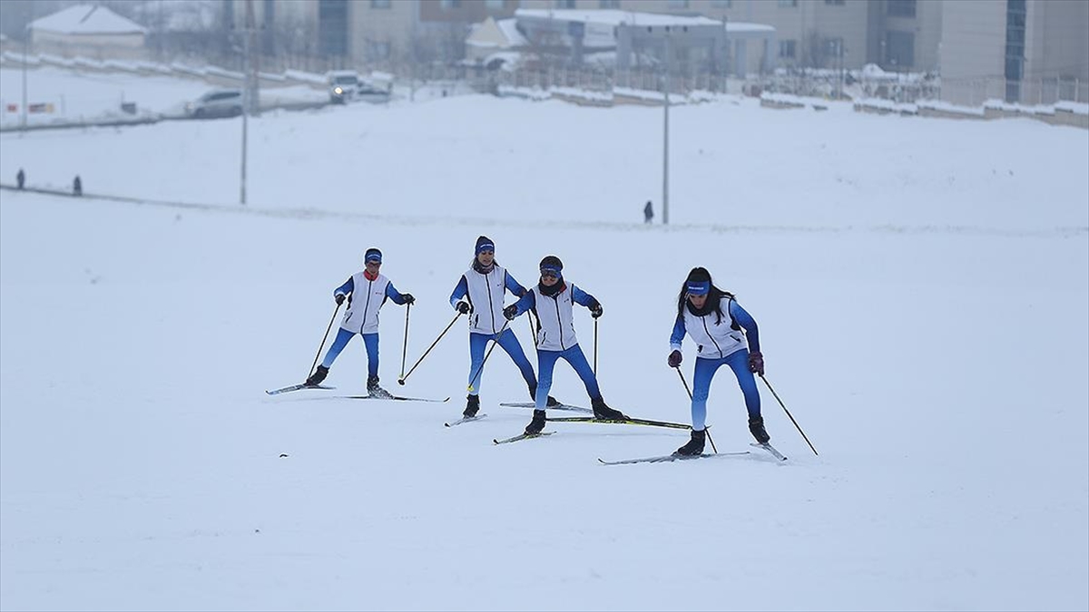 Muşlu kayakçılar dondurucu soğukta şampiyonalara hazırlanıyor