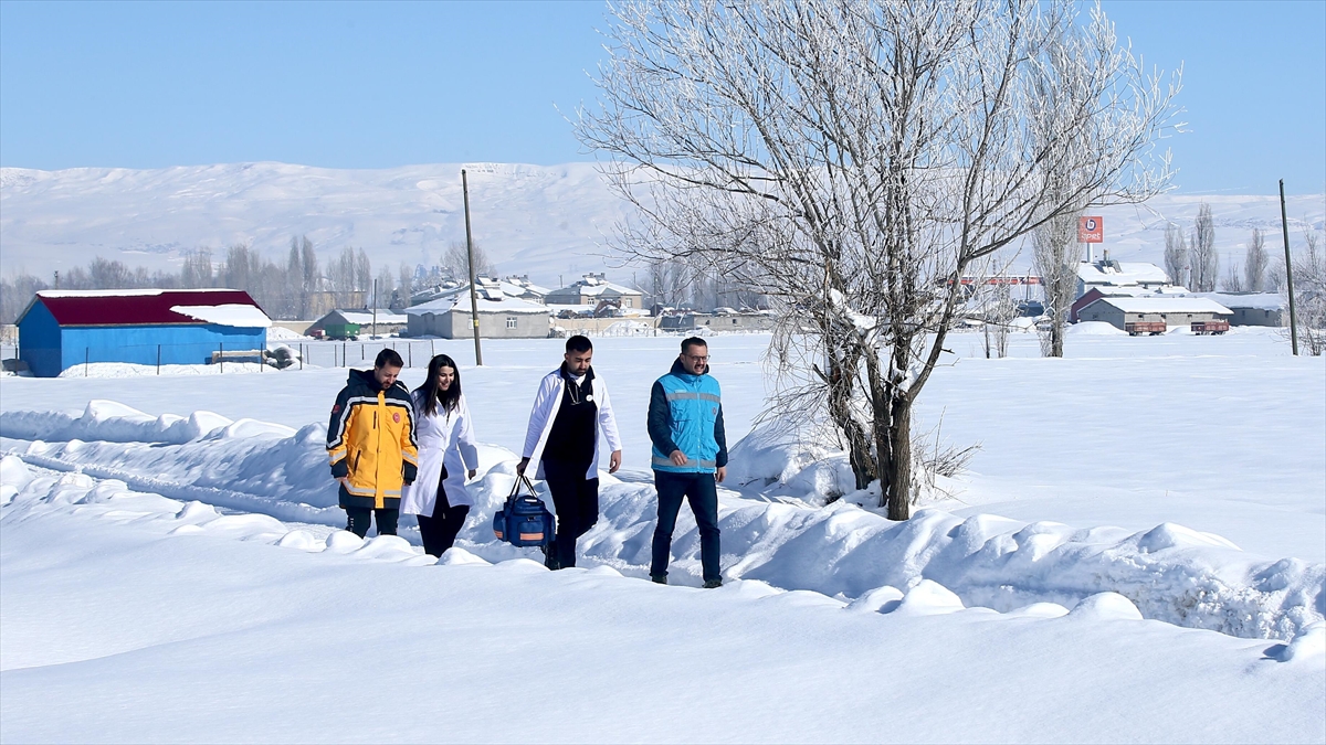 Muş’ta sağlık ekipleri hastalara hizmet için karlı yollarda