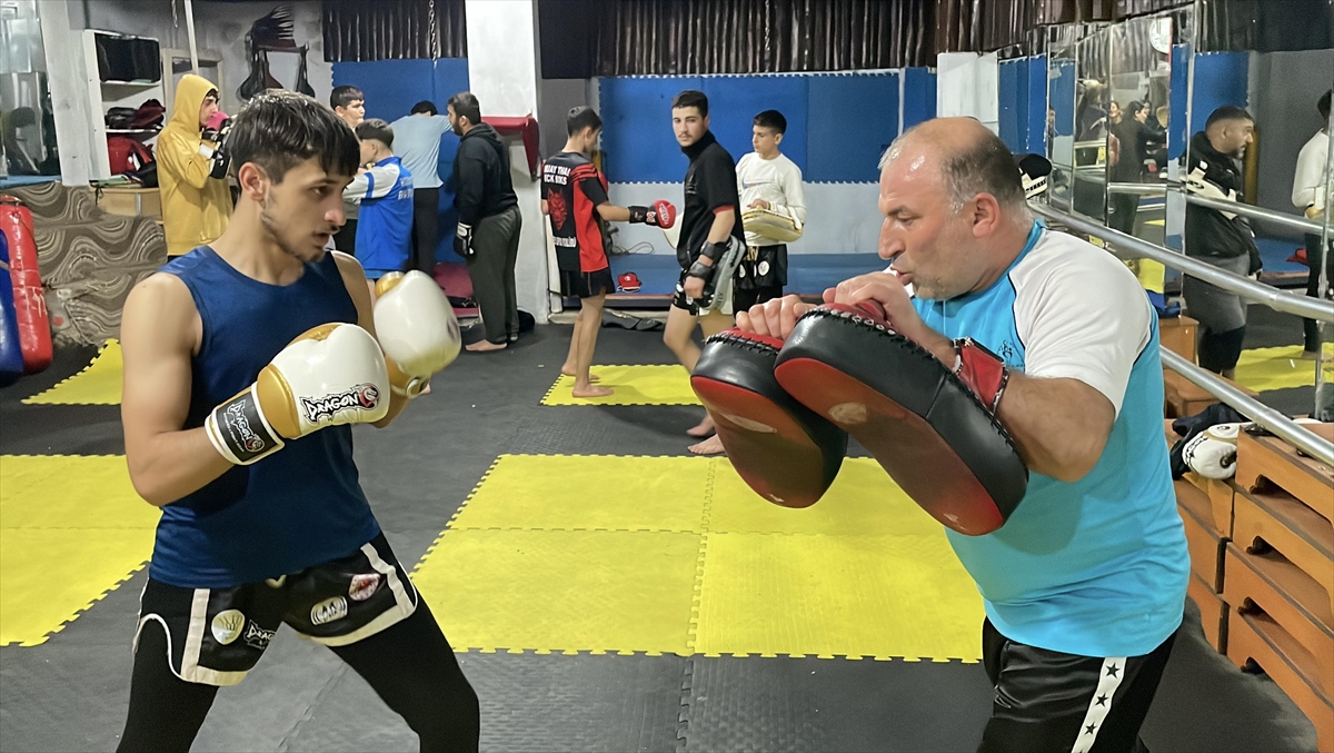 Ömrünü muaythai ve kickboksa adayan milli antrenör, şampiyon sporcular yetiştiriyor Ömrünü muaythai ve kickboksa adayan milli antrenör, şampiyon sporcular yetiştiriyor