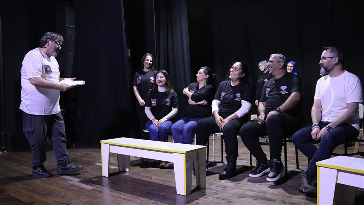 Otizmli bireylerin aileleri “özel” çocuklar için tiyatro sahnesinde buluştu