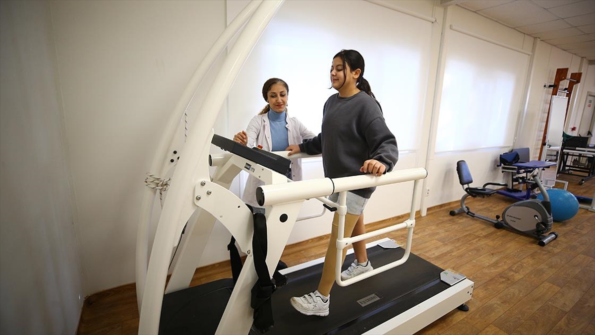 Protezle yürümeye başlayan 13 yaşındaki Melike’nin hayali avukat olmak