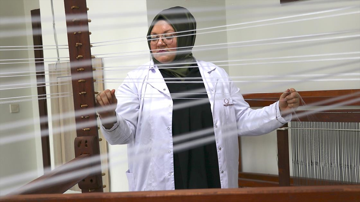 “Saray kumaşı”nı atık gıda malzemeleriyle renklendiriyor