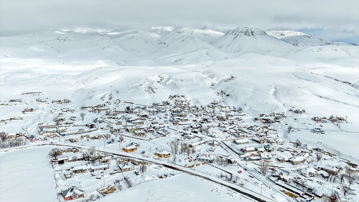 Süphan Dağı eteğindeki karla kaplı köylerde kış şartları yaşamı zorlaştırıyor Süphan Dağı eteğindeki karla kaplı köylerde kış şartları yaşamı zorlaştırıyor