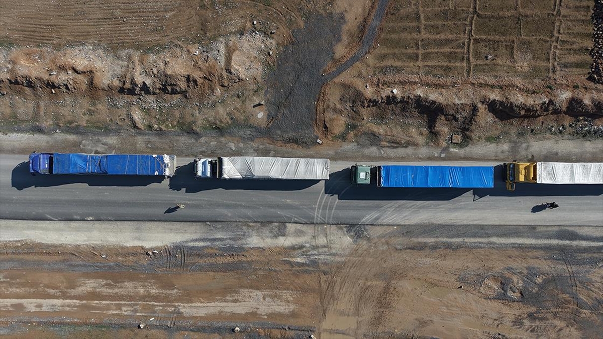 Suriye hükümetinin açtığı insani koridordan Kamışlı’ya yardımlar gönderiliyor