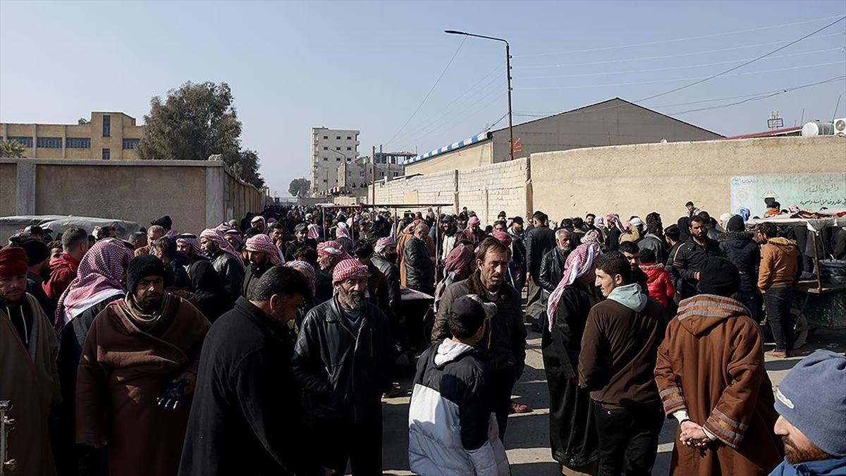 Terör örgütü YPG’nin alıkoyduğu yakınlarını arayan aileler, Rakka’daki Aktan Hapishanesi önünde umut nöbetini sürdürüyor Terör örgütü YPG’nin alıkoyduğu yakınlarını arayan aileler, Rakka’daki Aktan Hapishanesi önünde umut nöbetini sürdürüyor