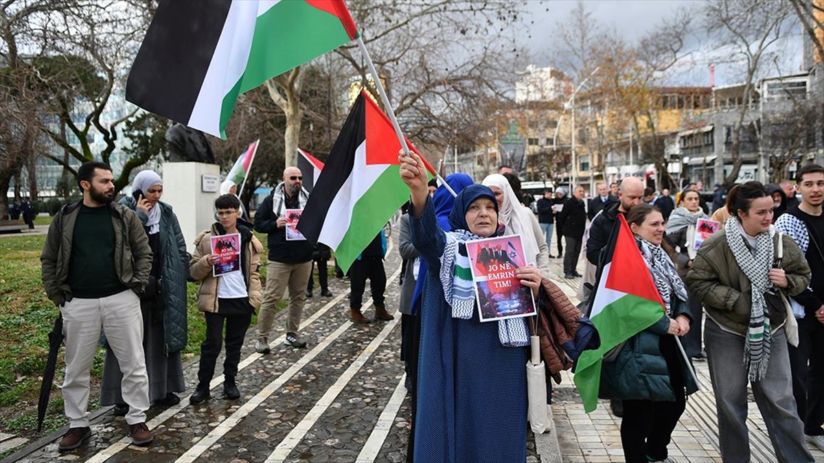Tiran’da göstericiler Başbakan Edi Rama’nın İsrail ziyaretini protesto etti