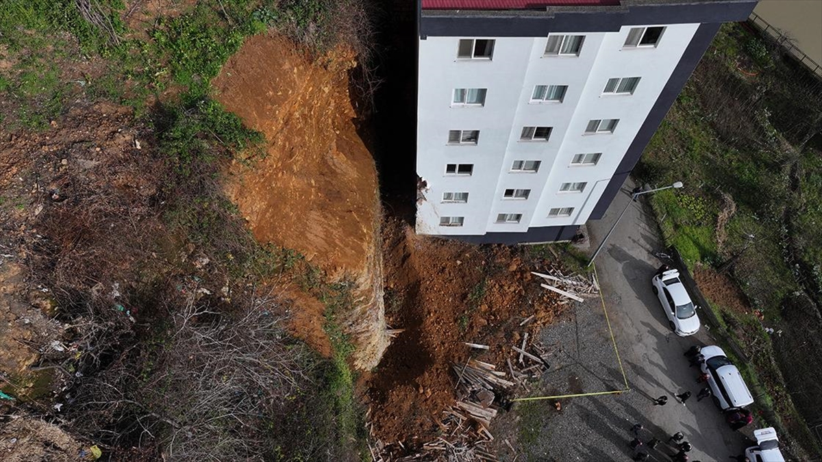 Trabzon’da toprak kaymasından etkilenen binada hasar tespit çalışmaları sürüyor Trabzon’da toprak kaymasından etkilenen binada hasar tespit çalışmaları sürüyor
