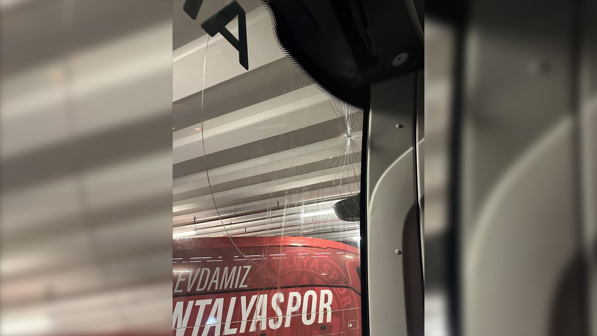 Trabzonspor’un Antalya deplasmanındaki takım otobüsüne taşlı saldırı