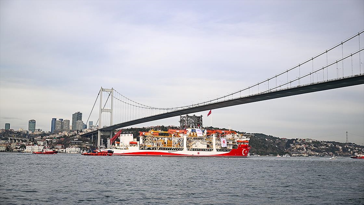 Türkiye’nin enerji filosuna eklenen ultra derin deniz sondaj gemisi “Yıldırım” İstanbul Boğazı’ndan geçti
