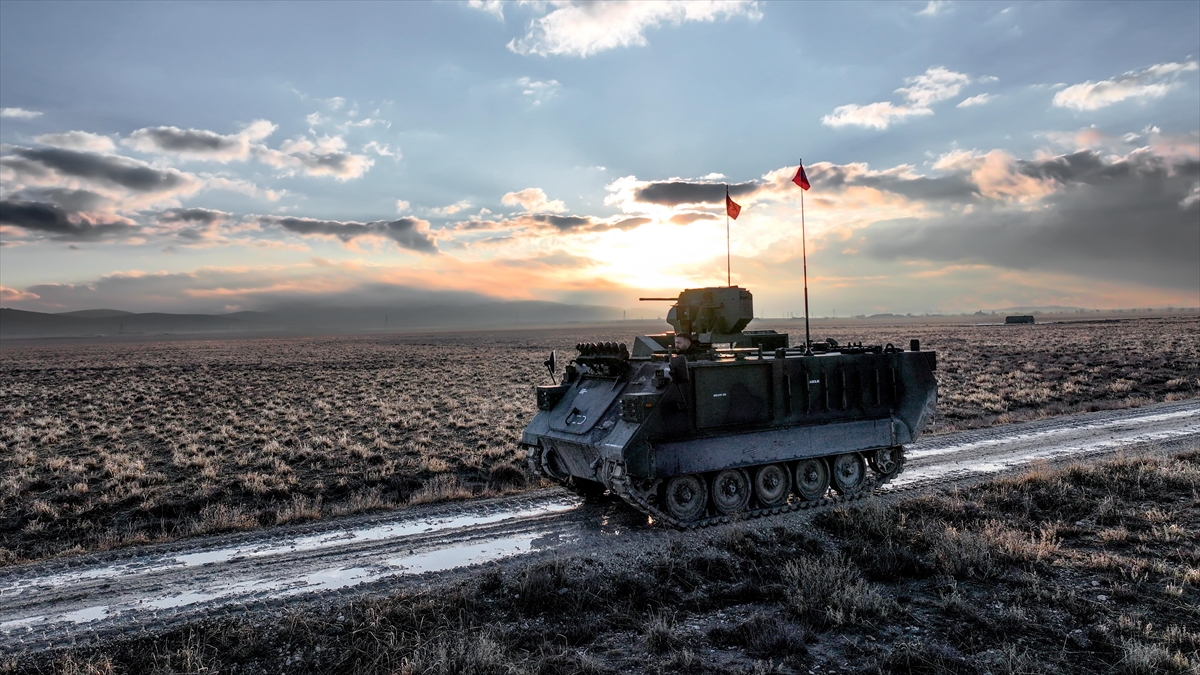 Türkiye’nin ilk elektrikli zırhlı personel taşıyıcısı E-ZPT görücüye çıktı