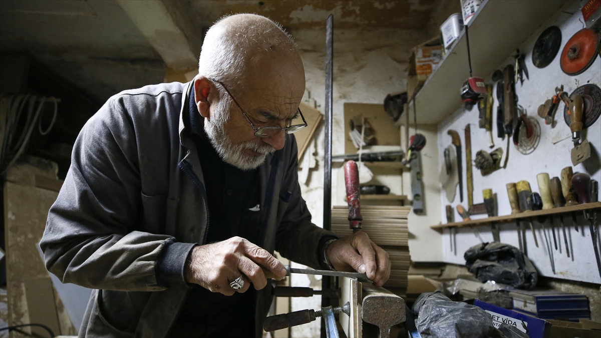 Yarım asırdan fazla süredir aynı tutkuyla ahşaba şekil veriyor