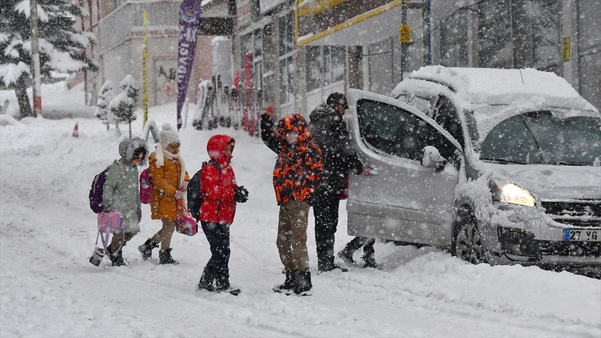 Yurtta kar yağışı ve soğuk hava etkili oluyor Yurtta kar yağışı ve soğuk hava etkili oluyor