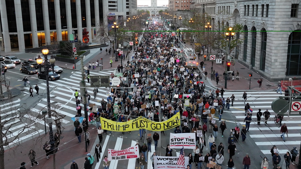 ABD’de güvenlik güçlerinin müdahaleleri öfkeyi sokağa taşırarak kitlesel protestolara dönüştürüyor