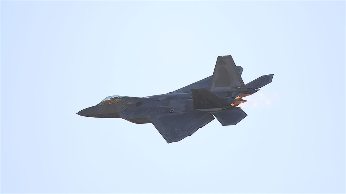 ABD’ye ait 12 adet F-22 tipi savaş uçağının, İsrail’de bir askeri üsse iniş yaptığı bildirildi
