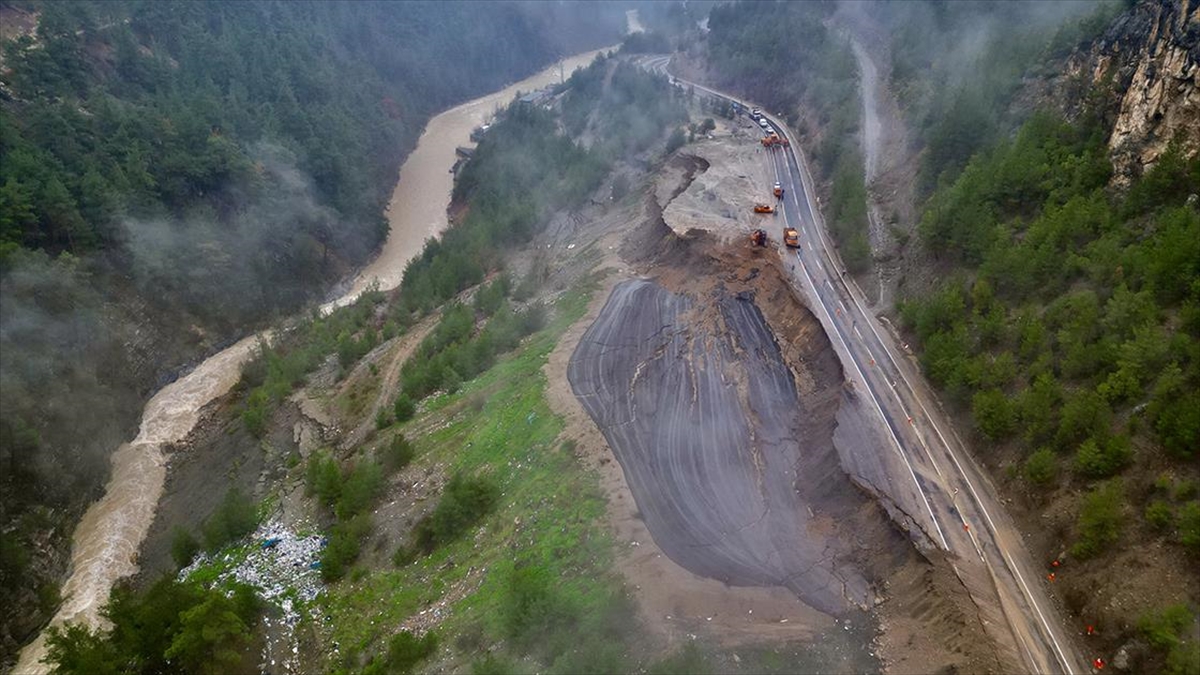 Adana’da Feke-Saimbeyli kara yolunda ulaşım heyelan nedeniyle tek yönlü sağlanıyor