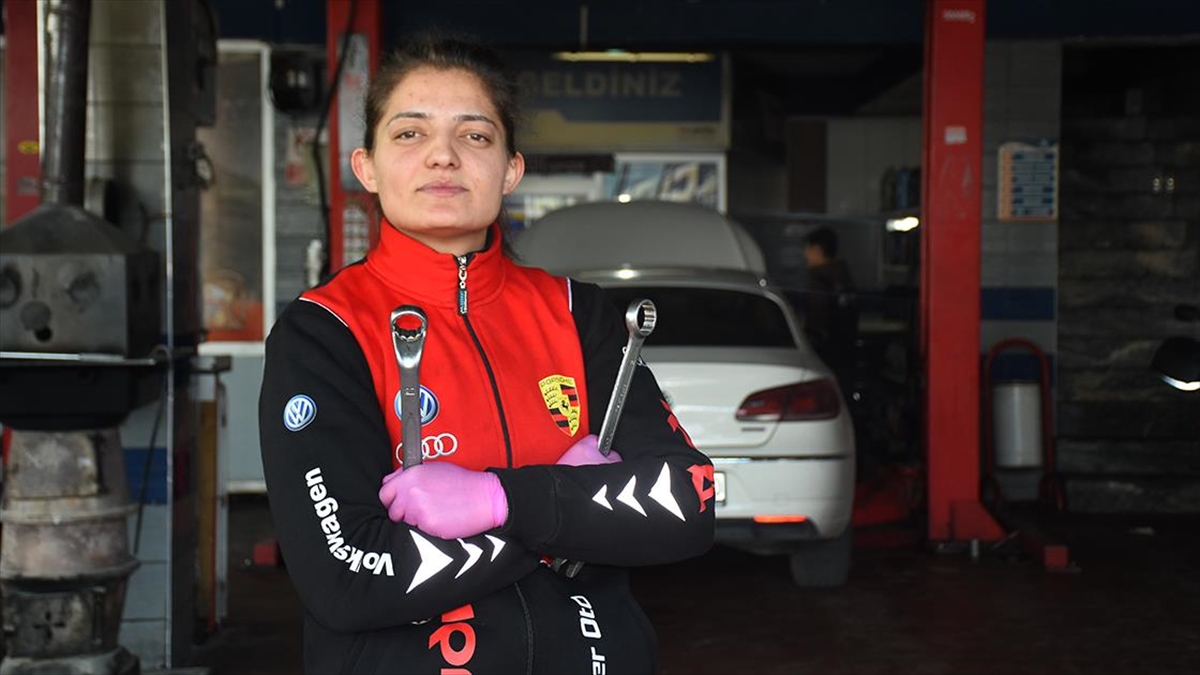 Afyonkarahisarlı “Hatice usta” otomobil servisinde araçların bakım ve tamirini yapıyor Afyonkarahisarlı “Hatice usta” otomobil servisinde araçların bakım ve tamirini yapıyor
