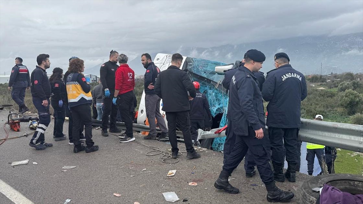 Antalya’da devrilen yolcu otobüsündeki 8 kişi hayatını kaybetti, 26 kişi yaralandı