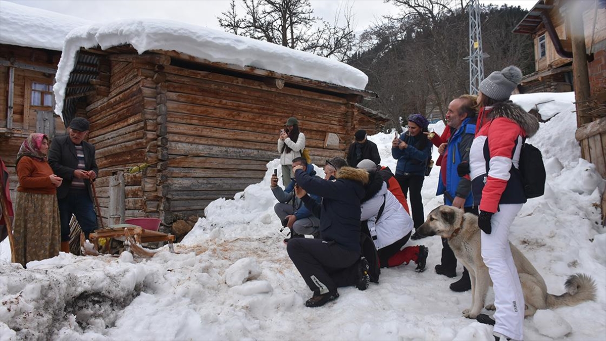 Artvin’in karla kaplı Maden köyü fotoğraf tutkunlarını ağırladı