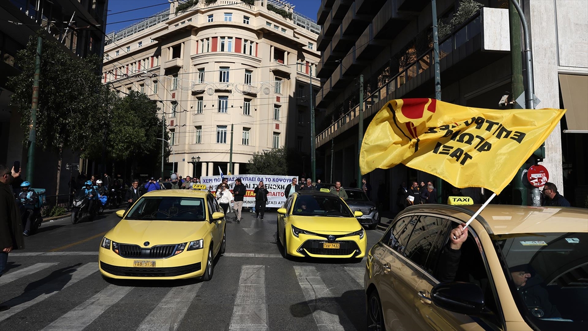Atina’da taksiciler 3 günlük greve gitti Atina’da taksiciler 3 günlük greve gitti