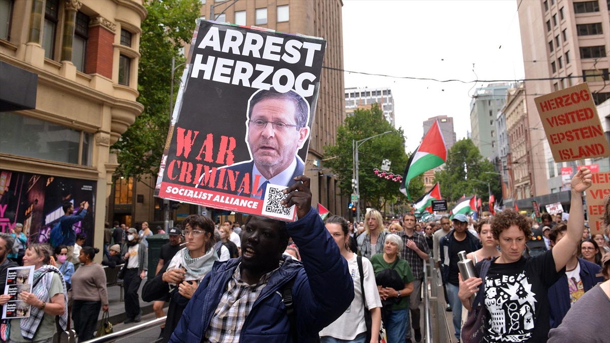 Avustralya’da yüzlerce kişi, Parlamento binası önünde Herzog’un ziyaretini protesto etti