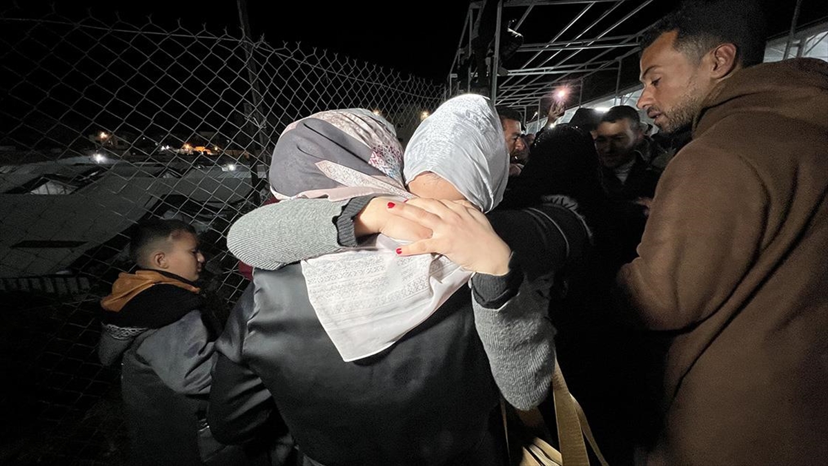 Aylar sonra kısıtlamalarla açılan Refah Kapısı’ndan Filistinlilerin sınırlı geçişleri sürüyor